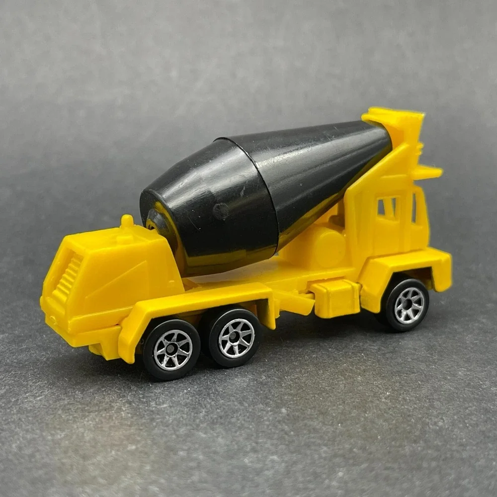 Hot Wheels Oshkosh Cement Concrete Mixer Yellow Truck Diecast 1/64 Scale Loose